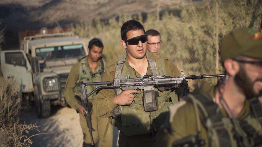 Militares israelíes patrullan la frontera con Siria en la región de los altos de Golán.