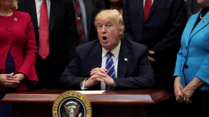Sondeo: Aprobación de Trump cae a su mínimo histórico 