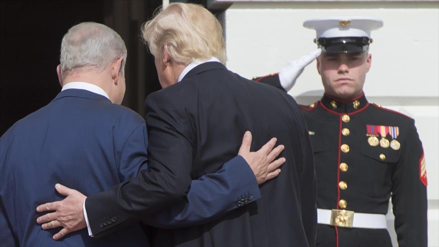 El presidente estadounidense, Donald Trump (dcha.), y el primer ministro israelí, Benyamin Netanyahu, entran en la Casa Blanca, Washington, 15 de febrero de 2017.