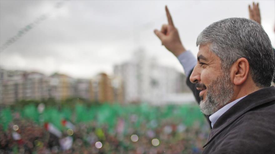 El jefe de la dirección política del Movimiento de Resistencia Islámica Palestina (HAMAS), Jaled Mashal, saluda a una congregación en Gaza.