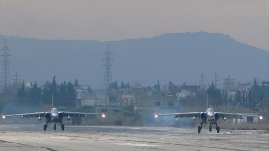 Cazabombarderos Sujoi Su-24 rusos desplegados en la base aérea de Hmeimim, noroeste del territorio sirio, 16 de diciembre de 2015.