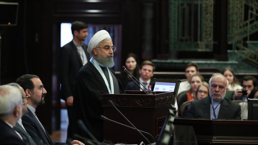 El presidente iraní, Hasan Rohani, ofrece un discurso en la Universidad Estatal de Moscú, en la capital rusa, 28 de marzo de 2017.