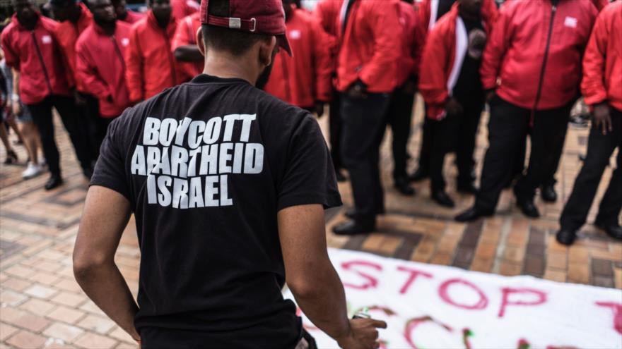 Un activista propalestino prepara una pancarta contra la ocupación israelí en un evento con motivo de la Semana del Apartheid Israelí en la ciudad sudafricana de Johannesburgo, 7 de marzo de 2017.