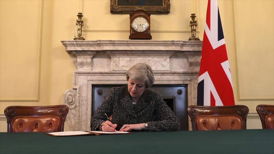Theresa May firma la carta para iniciar el ‘Brexit’