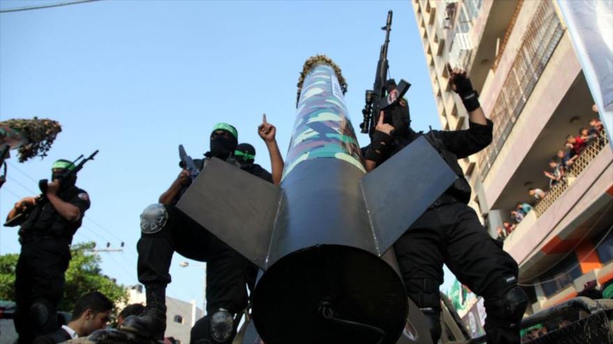 Miembros del Movimiento de Resistencia Islámica Palestina (HAMAS) exhiben el cohete M-75 en un desfile militar.