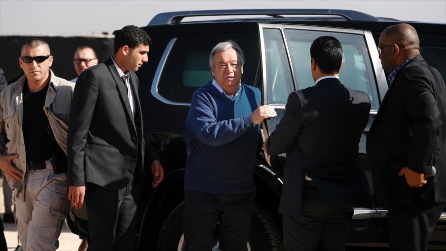 El secretario general de ONU, Antonio Guterres, a su llegada al campo de Zaatari (centro), en el norte de Jordania donde viven los refugiados sirios, 28 de marzo de 2017.