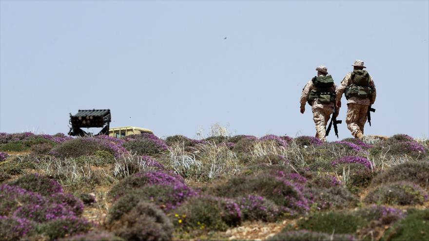 Dos combatientes del Movimiento de la Resistencia Islámica de El Líbano (Hezbolá) vigilan una colina en el lado libanés de las montañas de Al-Qalamun en la frontera con Siria.