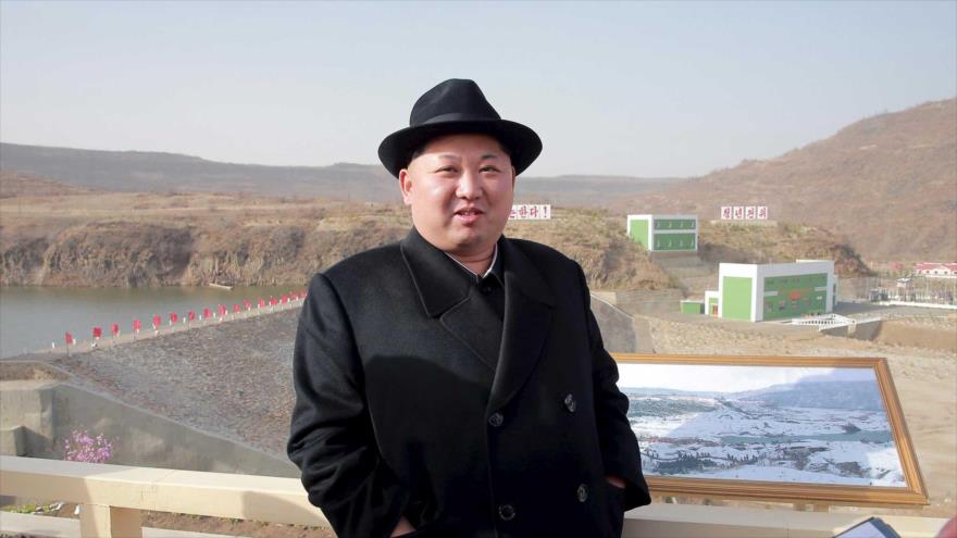 El líder norcoreano, Kim Jong-un, visita la Estacion Nº 3 en Ryanggang Central electrica. 
