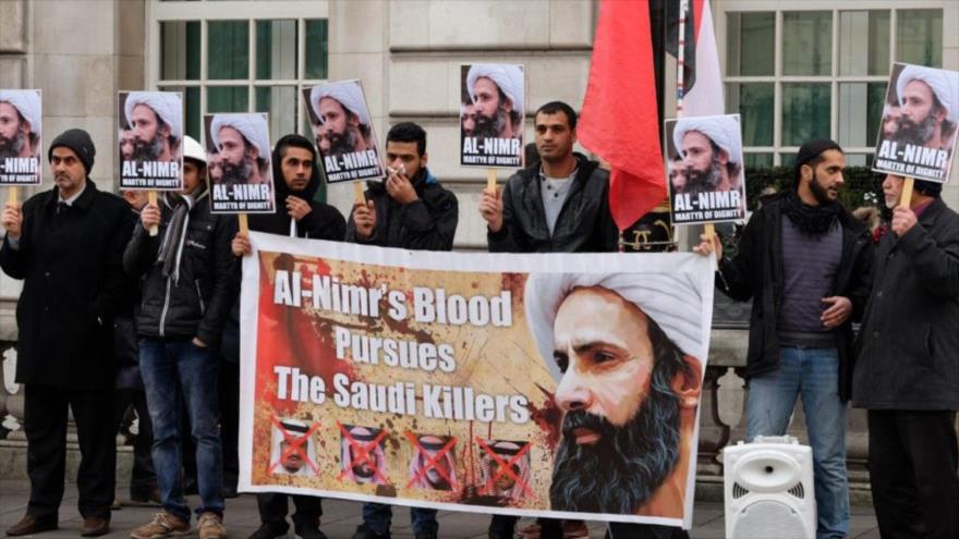 Musulmanes chiíes celebran una concentración de protesta en Londres, capital británica, para conmemorar el primer aniversario de la ejecución por la monarquía saudí del clérigo Sheij Nimr Baqer al-Nimr, enero de 2017.