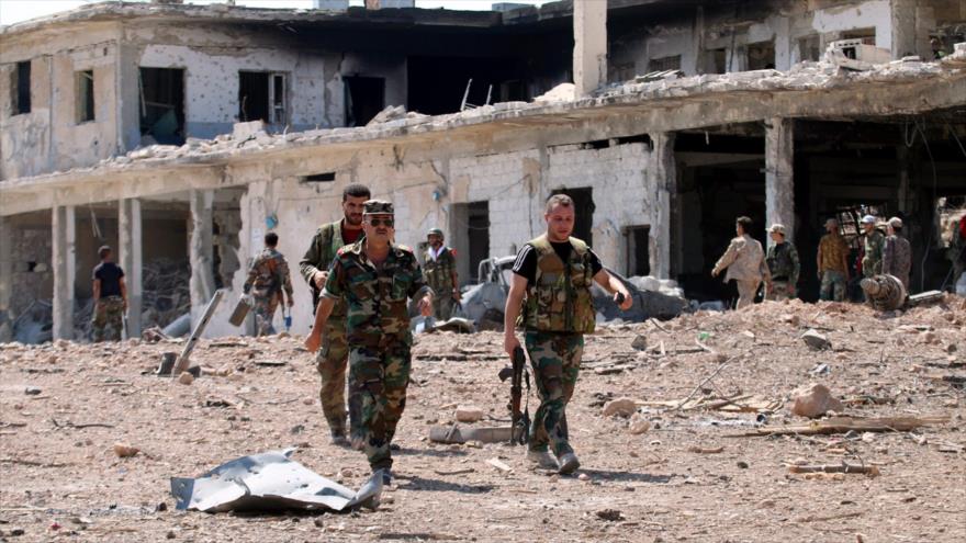 Militares del Ejército sirio, durante sus operaciones contra los terroristas de Daesh en el campo este de Alepo, en el norte de Siria.