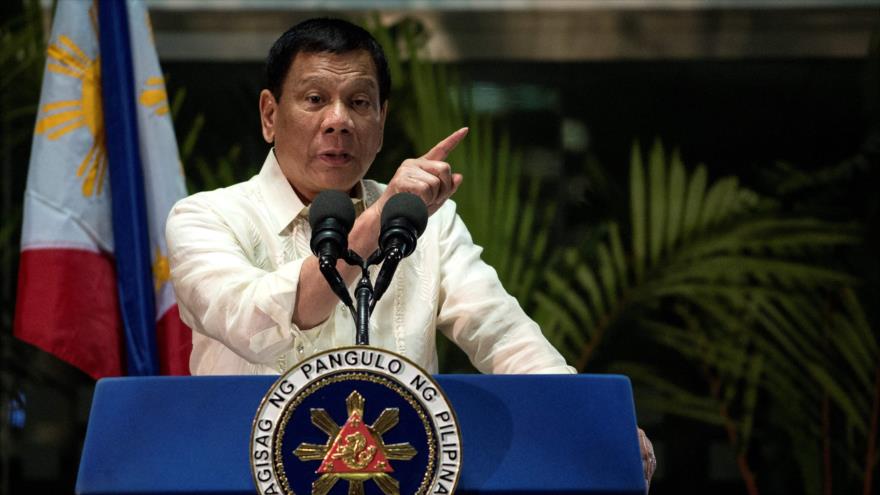 El presidente de Filipinas Rodrigo Duterte, atiende una rueda de prensa en Manila (capital), 23 de marzo de 2017.
