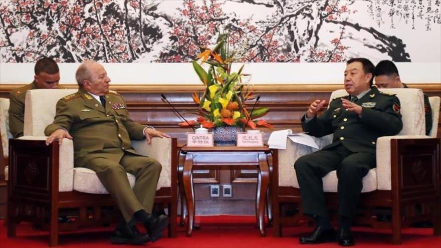 El ministro chino de Defensa, Chang Wanguan (dcha.), se reunió con su par cubano, el general Leopoldo Cintra Frías, en Pekín, capital de China, 28 de marzo de 2017.