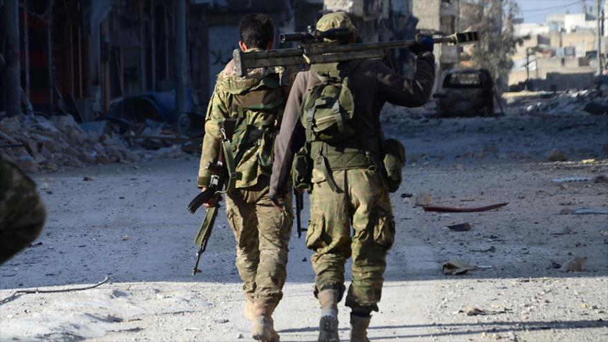 Elementos armados apoyados por Turquía caminan en la ciudad siria de Al-Bab tars hacerse con su control, 23 de febrero de 2017.