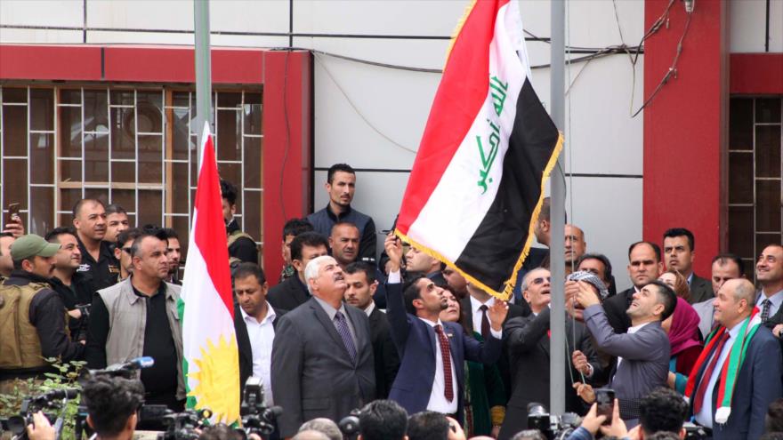 El gobernador del provincia de Kirkuk encabeza la ceremonia de izamiento de la bandera kurda junto a la bandera nacional iraquí en la sede del gobierno regional, 28 de marzo de 2017.
