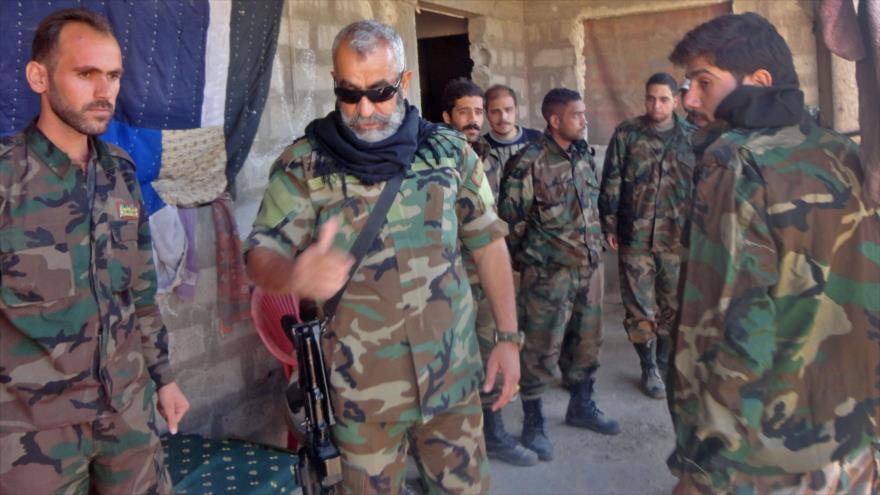 Soldados del Ejército sirio se reúnen dentro de un edificio en el sector gubernamental en la ciudad oriental de Deir al-Zur, 12 de noviembre de 2016.