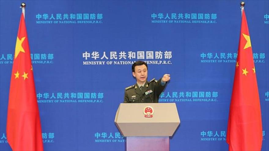 El vocero del Ministerio de Defensa de China, Wu Qian, ofrece una rueda de prensa.