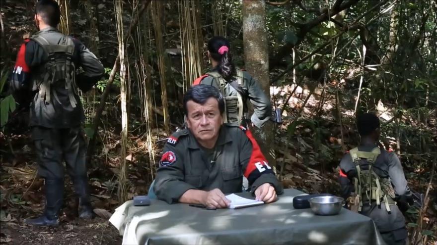 El líder de la guerrilla ELN, Pablo Beltrán, habla desde un bosque.