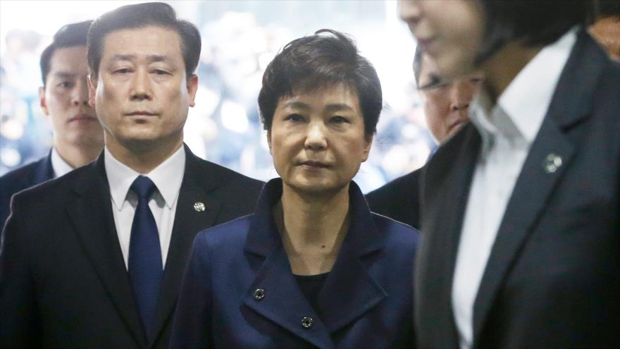 La expresidenta surcoreana Park Geun-hye (centro) llega a una sesión de interrogatorio en el Tribunal del Distrito Central de Seúl, la capital. 30 de marzo de 2017.