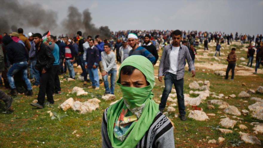 Palestinos se enfrentan con las fuerzas de seguridad israelíes después de una manifestación contra los asentamientos ilegales en Cisjordania, 24 de marzo de 2017.