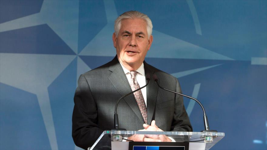 El secretario de Estado estadounidense, Rex Tillerson, habla con los medios de comunicación desde Bruselas, capital belga, donde participa en la cumbre de la OTAN, 31de marzo de 2017.