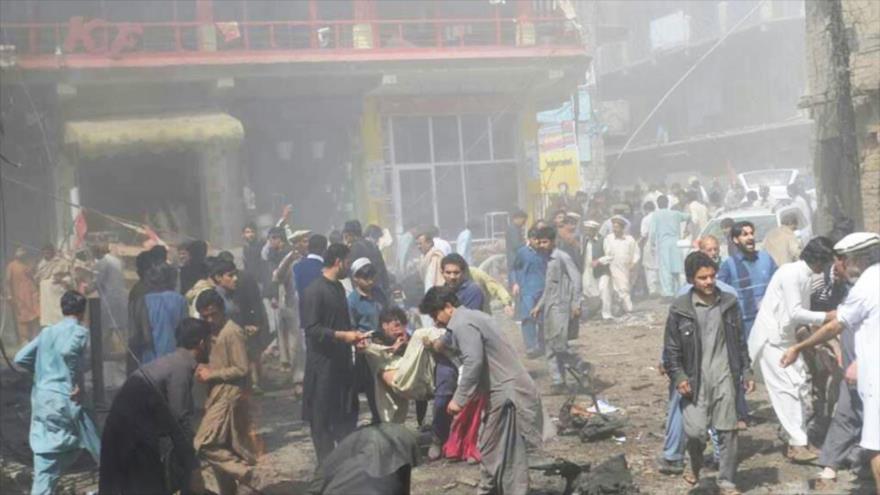Agentes de seguridad y pobladores se reúnen en el lugar del atentado en la ciudad paquistaní de Parachinar, capital del distrito tribal de Kurram, 31 de marzo de 2017.