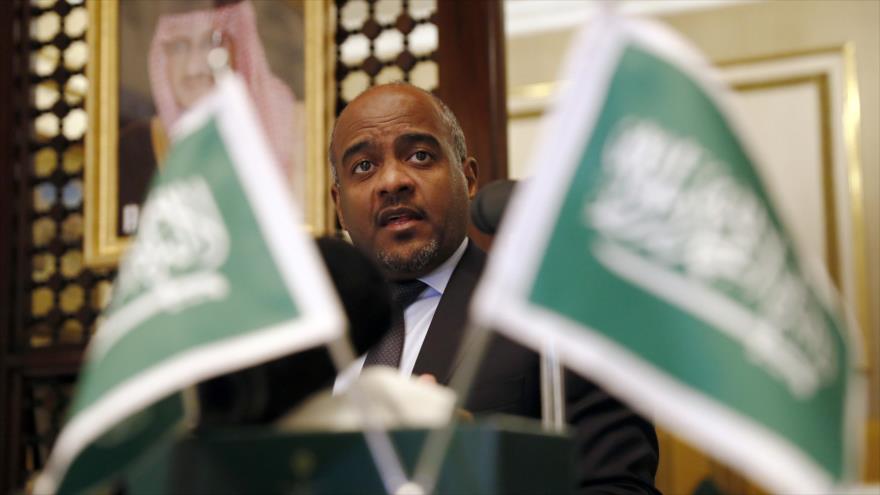 El portavoz militar de Arabia Saudí, el general de brigada Ahmad al-Asiri, habla durante una rueda de prensa.