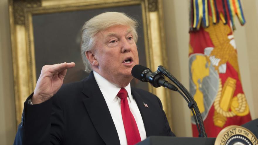 El presidente de EE.UU., Donald Trump, habla durante una reunión en el Salón Oval, 31 de marzo de 2017.