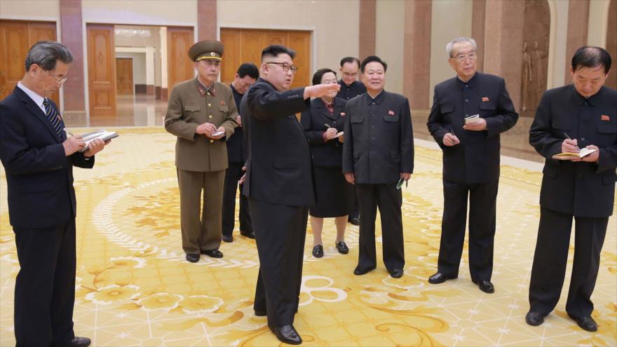 El líder norcoreano, Kim Jong-un, durante su visita al Museo de la Revolución Coreana en Pyongyang, 28 de marzo de 2017.