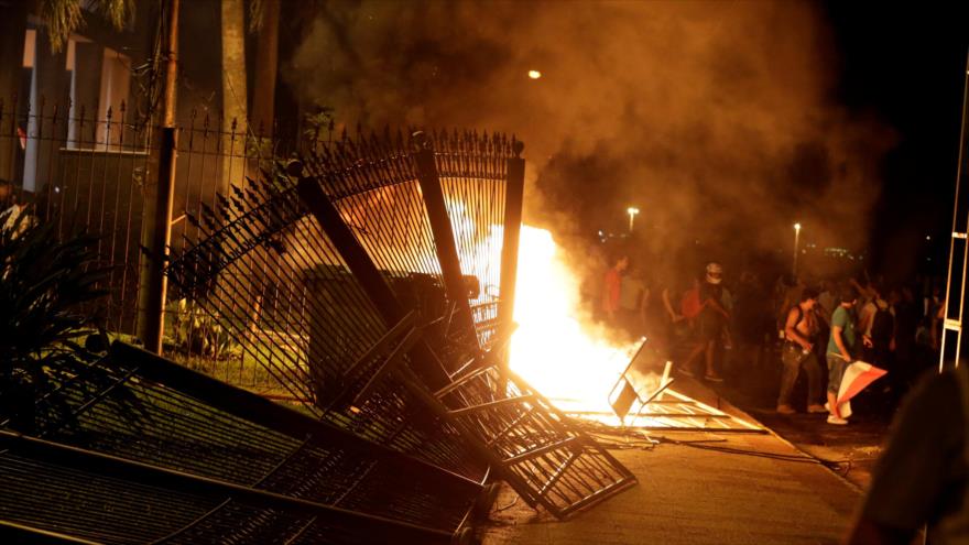 Manifestantes prenden fuego al Congreso de Paraguay