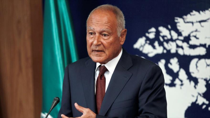 El secretario general de la Liga Árabe, Ahmad Abulgueit, asiste a una rueda de prensa en Manama, capital de Baréin.
