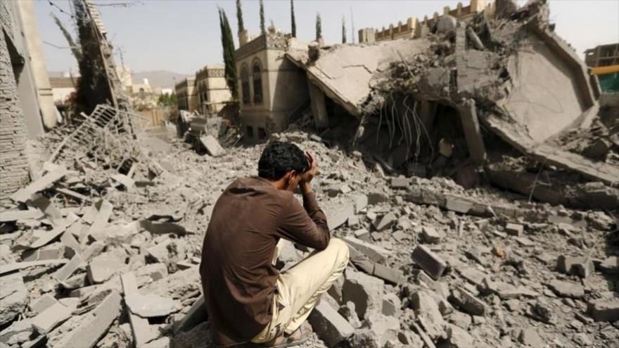 Un hombre yemení, entre las ruinas de un edificio bombardeado en Saná, capital de Yemen.