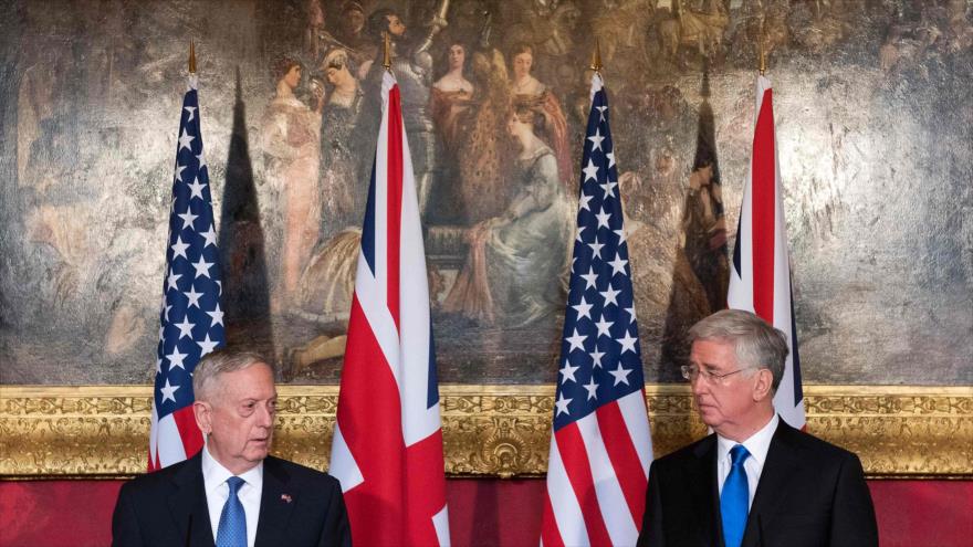 James Mattis (izda.), secretario de Defensa de Estados Unidos, y su par británico, Michael Fallon, durante una rueda de prensa en Londre, capital del Reino Unido, 31 de marzo de 2017.