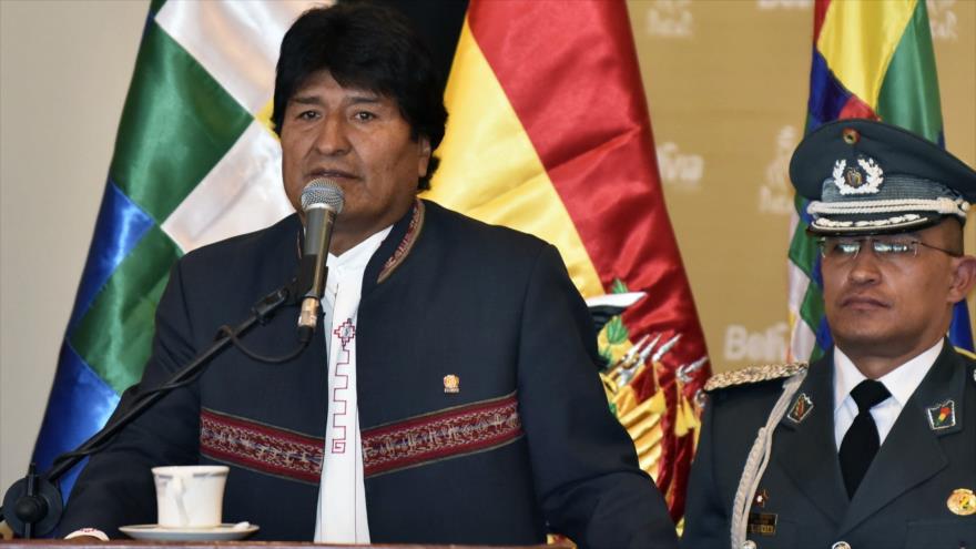 El presidente de Bolivia, Evo Morales (izda.), ofrece un discurso durante un acto para la presentación oficial del Rally Dakar-2018, en La Paz (la capital), 29 de marzo de 2017.