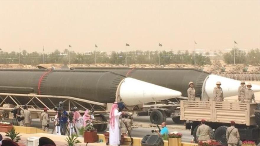 Arabia Saudí expone sus misiles balísticos de fabricación china DF-3.
