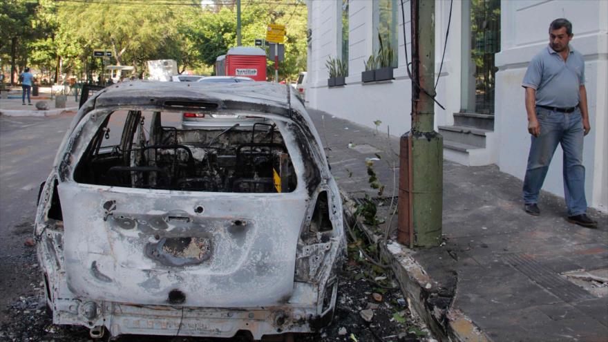 Coche carbonizado en las violentas manifestaciones del viernes 31 de marzo, en Asunción, Paraguay.