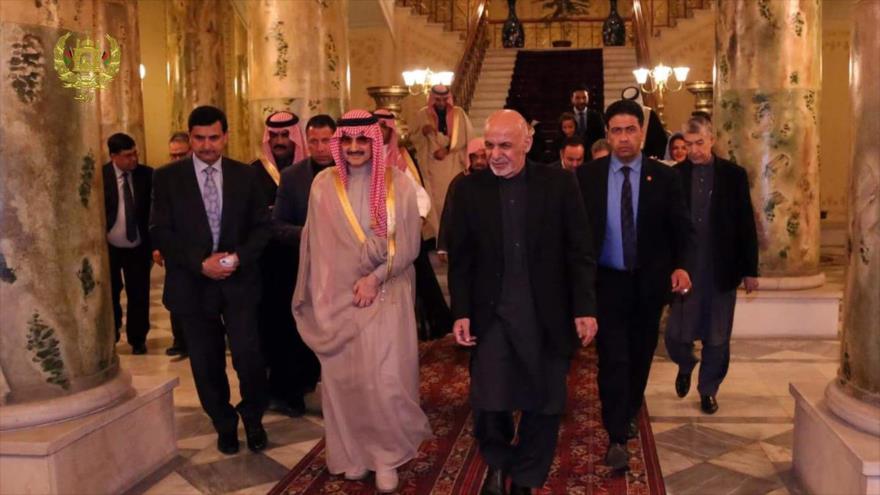 El presidente afgano, Ashraf Qani (dcha.) y el multimillonario príncipe saudí Al-Walid bin Talal, a su izquierda, en Kabul, 27 de marzo de 2017.