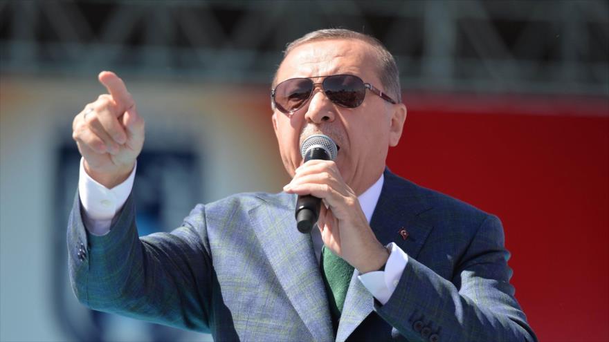 El presidente turco, Recep Tayyip Erdogan, ofrece un discurso durante una campaña en Ankara (capital), 2 de abril de 2017.