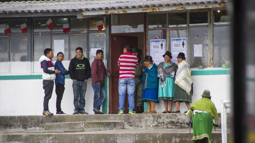 Ciudadanos ecuatorianos hacen cola en Tupi Gachi, al noreste de Quito, para votar en la segunda vuelta de las elecciones presidenciales, 2 de abril de 2017.