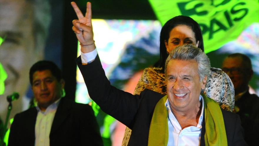 El candidato presidencial ecuatoriano del partido gobernante Alianza PAÍS, Lenín Moreno, da la señal de "V por victoria" a sus partidarios después de que se anunciaran los primeros resultados de la segunda vuelta, en Quito, 2 de abril de 2017.