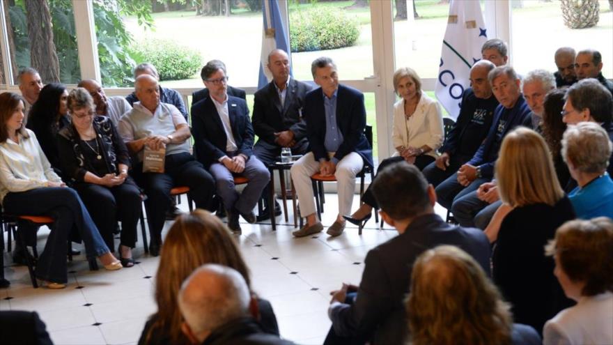 El presidente argentino, Mauricio Macri (centro) recibe a veteranos de guerra de Malvinas y a familiares de excombatientes durante un encuentro celebrado en la residencia de Olivos, en Buenos Aires, la capital, 2 de abril de 2017.