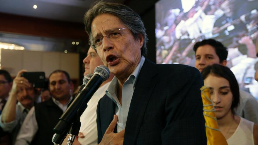 El opositor candidato presidencial de Ecuador, Guillermo Lasso, da un discurso mientras se dan a conocer los últimos resultados electorales, 2 de abril de 2017.