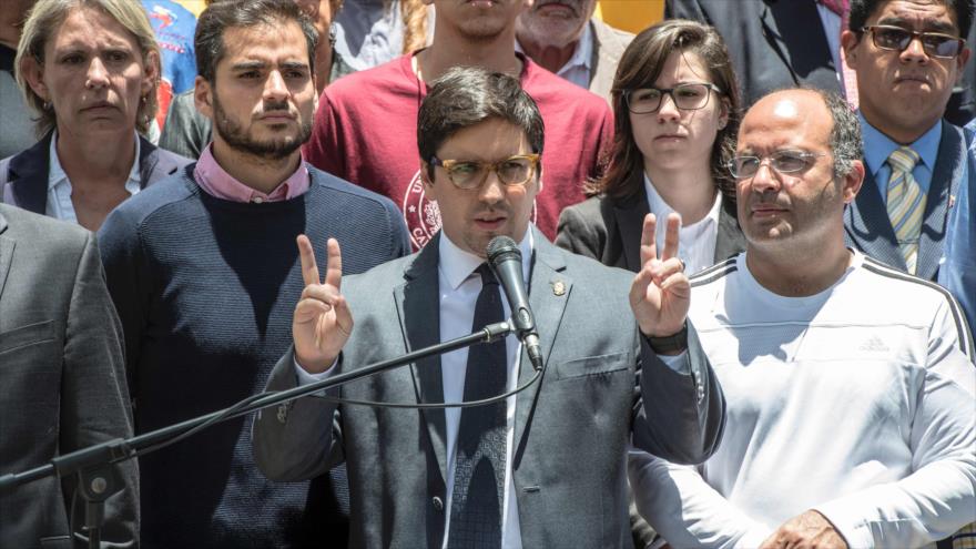 El vicepresidente de la Asamblea Nacional (AN) venezolana, Freddy Guevara (centro), en una conferencia de prensa frente al Palacio Federal Legislativo, Caracas, 2 de abril de 2017.