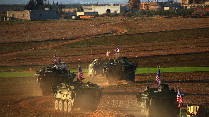 Los convoyes del Ejército estadounidense se despliegan en la ciudad siria de Manbiy (norte), el bastión de los kurdos, 5 de marzo de 2017.