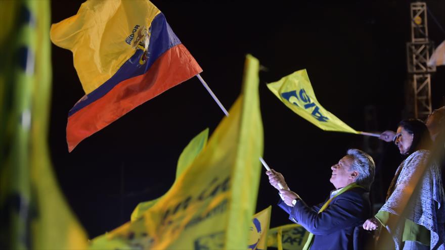 El candidato de la Alianza País en las presidenciales de Ecuador celebra su victoria en la capitalina ciudad de Quito, 2 de abril de 2017.