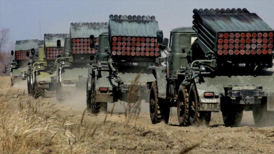 Unidades de artillería y lanzacohetes múltiples BM-21 del Ejército ruso en una maniobra militar en la región de Kaliningrado, al lado de la costa del mar Báltico.