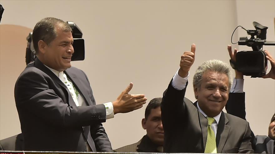 El presidente de Ecuador, Rafael Correa (izq.), y su sucesor electo, Lenín Moreno, saludan desde el balcón del palacio de Gobierno, Quito, 3 de abril de 2017.