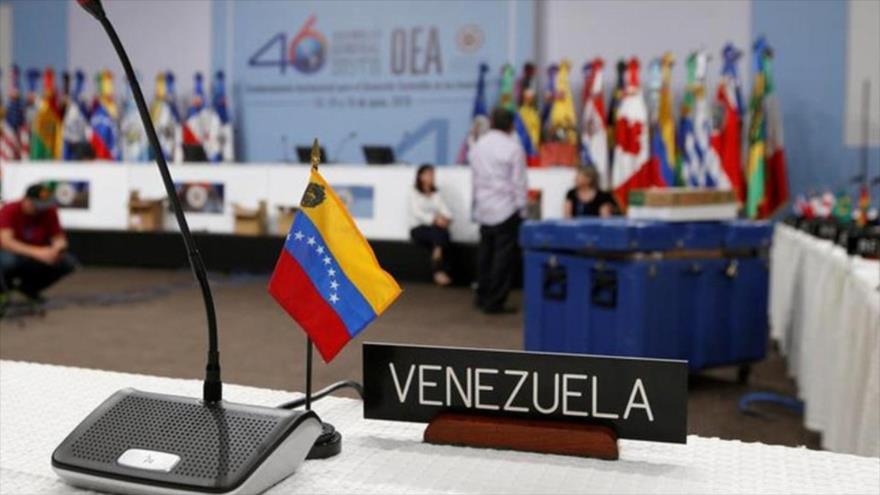 Bandera de Venezuela en la 46ª Asamblea General de la Organización de Estados Americanos (OEA), celebrada entre 13 y 15 de junio de 2016 en Santo Domingo, capital de la República Dominicana.