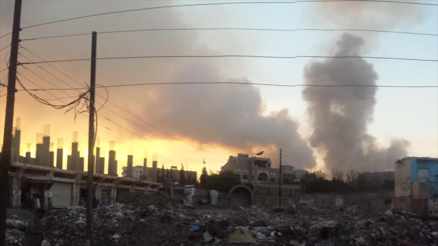 Columna de humo producida por un ataque aéreo contra Saná (capital yemení).