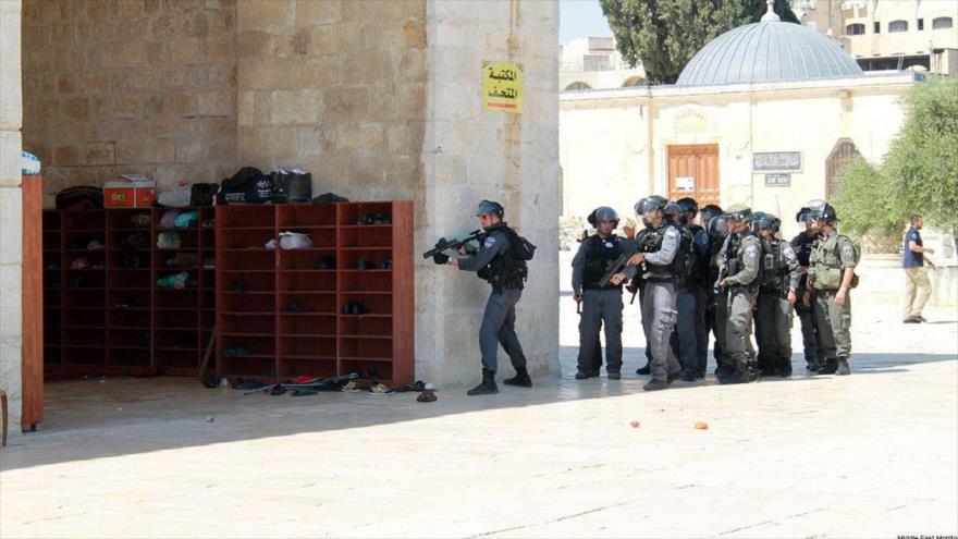 Fuerzas israelíes apuntan contra los fieles palestinos dentro de la Explanada de la Mezquita Al-Aqsa, 26 de junio de 2016.