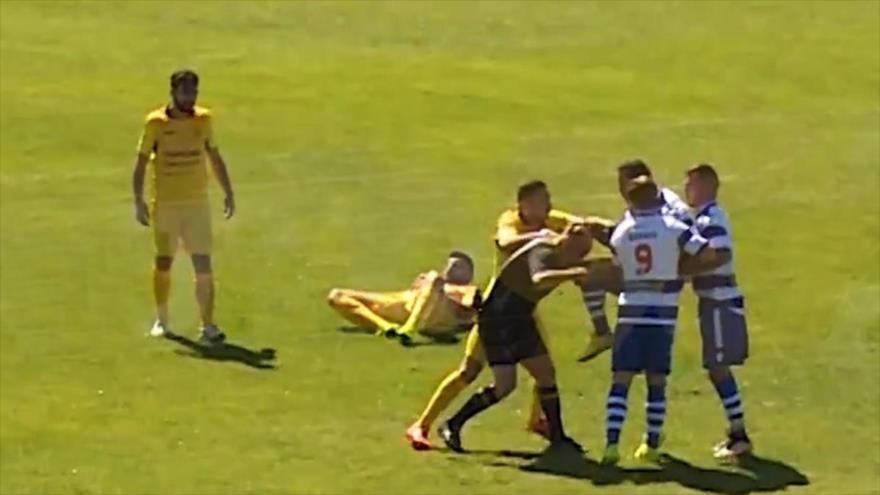 Rodillazo a árbitro hace suspender partido de fútbol a los 2ʹ